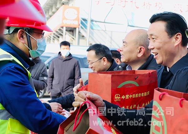 中国中铁副总裁马江黔 慰问现场参建职工 中国中铁副总裁马江黔 慰问现场参建职工